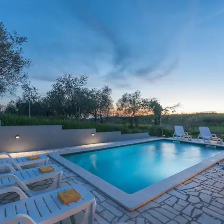 Vikendica Pendolina Mit Privatem Pool Und Jacuzzi By Interhome