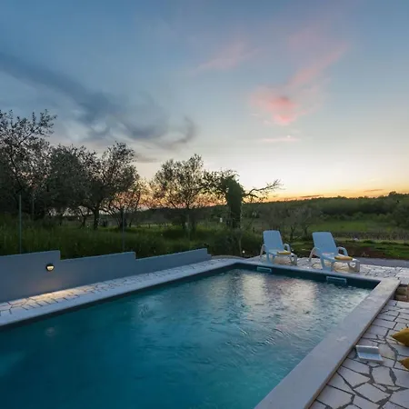 Pendolina Mit Privatem Pool Und Jacuzzi By Interhome Vikendica *