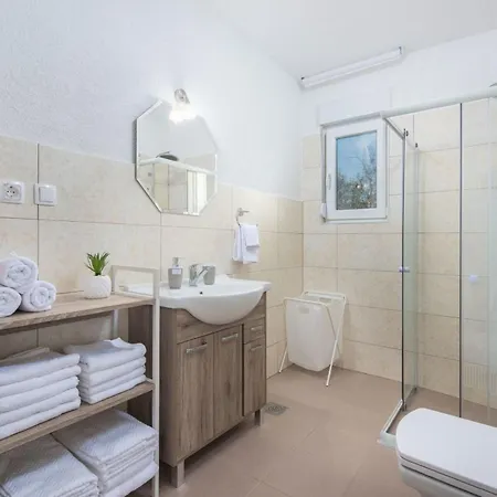 Vikendica Pendolina Mit Privatem Pool Und Jacuzzi By Interhome