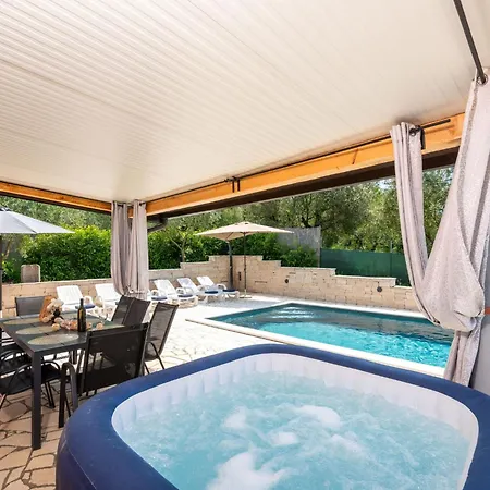 Pendolina Mit Privatem Pool Und Jacuzzi By Interhome Buroli